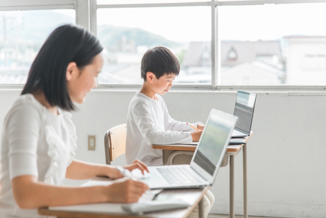 ノートパソコンに向かう生徒